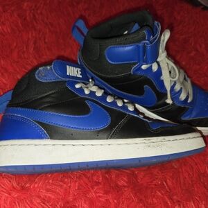 Nike boys size 5 shoes